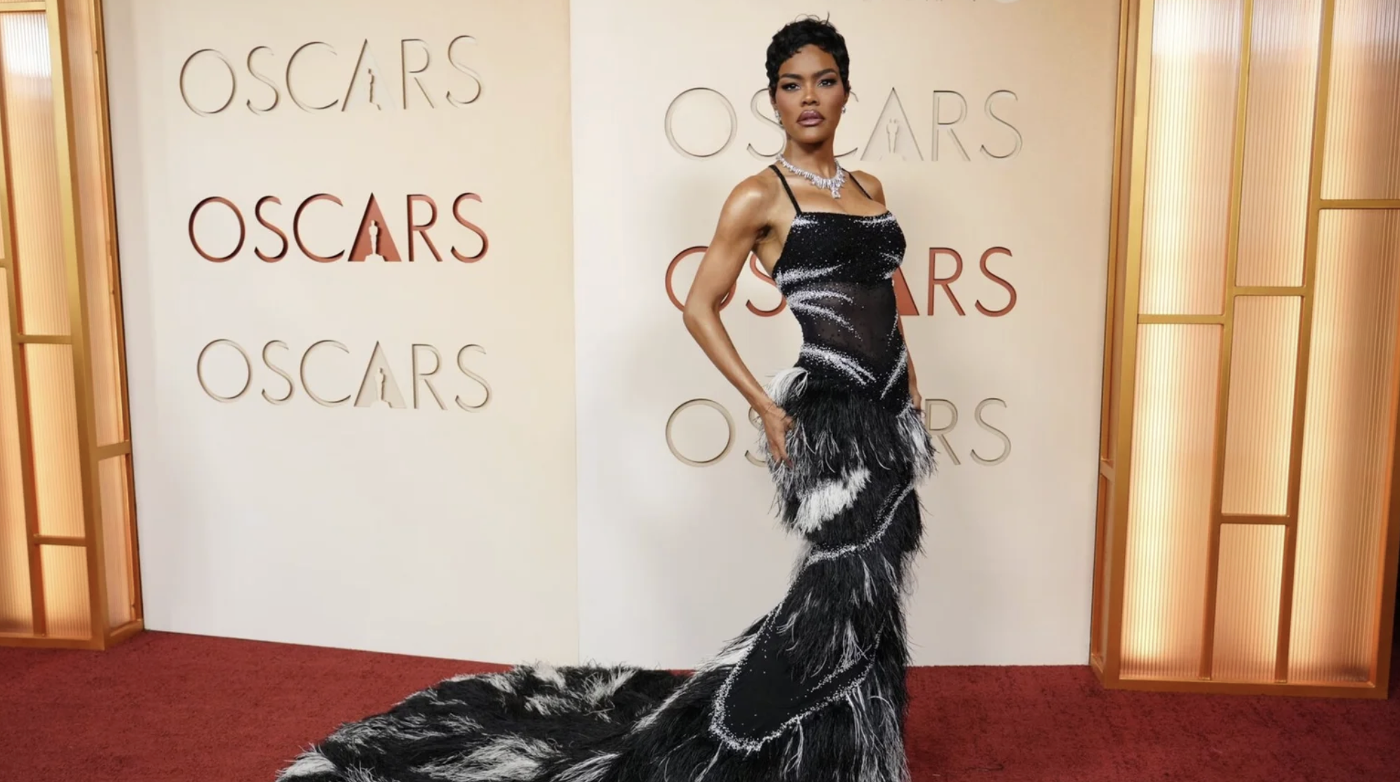 Chanel no rompió el dress code de los Oscars. Llegó a tensarlo.